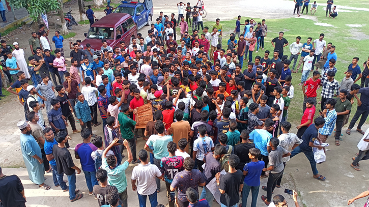 চিলমারীতে শিক্ষার্থীদের বিক্ষোভ, ভূয়া ভূয়া স্লোগানে উত্তপ্ত কলেজ ক্যাম্পাস চিলমারীতে শিক্ষার্থীদের বিক্ষোভ, ভূয়া ভূয়া স্লোগানে উত্তপ্ত কলেজ ক্যাম্পাস