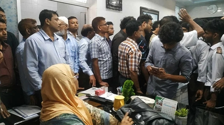 অধ্যক্ষকে মারধরের পর পদত্যাগে বাধ্য করার অভিযোগ অধ্যক্ষকে মারধরের পর পদত্যাগে বাধ্য করার অভিযোগ