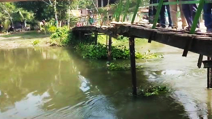 কলারোয়ায় একই দিনে ভেঙ্গে গেছে বেত্রবতী নদীর ৩ সেতু কলারোয়ায় একই দিনে ভেঙ্গে গেছে বেত্রবতী নদীর ৩ সেতু