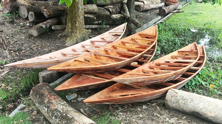 চিতলমারীতে নৌকা তৈরিতে ব্যস্ত কারিগররা চিতলমারীতে নৌকা তৈরিতে ব্যস্ত কারিগররা