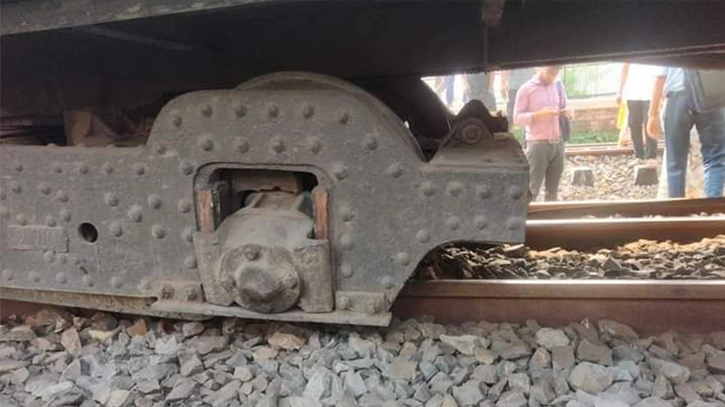 গাজীপুরে তুরাগ ট্রেনের বগি লাইনচ্যুত গাজীপুরে তুরাগ ট্রেনের বগি লাইনচ্যুত