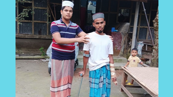 লক্ষ্মীপুরে ছাত্র-আন্দোলনে আহত সুজন মৃত্যু যন্ত্রণায় ছটফট করছে লক্ষ্মীপুরে ছাত্র-আন্দোলনে আহত সুজন মৃত্যু যন্ত্রণায় ছটফট করছে