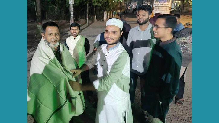 জবির নিরাপত্তাকর্মীদের মাঝে ছাত্রশিবিরের শীতবস্ত্র বিতরণ জবির নিরাপত্তাকর্মীদের মাঝে ছাত্রশিবিরের শীতবস্ত্র বিতরণ