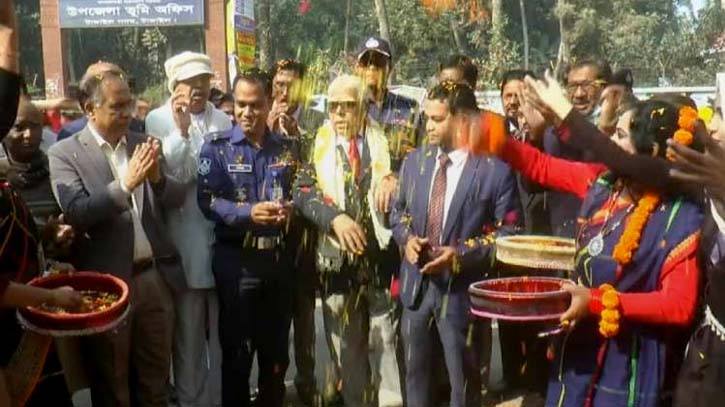 টাঙ্গাইলে শুরু হয়েছে তিন দিনব্যাপী লোকজ সাংস্কৃতিক ও পিঠা উৎসব টাঙ্গাইলে শুরু হয়েছে তিন দিনব্যাপী লোকজ সাংস্কৃতিক ও পিঠা উৎসব
