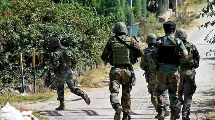 জম্মু-কাশ্মীরে সশস্ত্র বন্দুকধারীদের হামলায় ৪ ভারতীয় সেনা নিহত জম্মু-কাশ্মীরে সশস্ত্র বন্দুকধারীদের হামলায় ৪ ভারতীয় সেনা নিহত