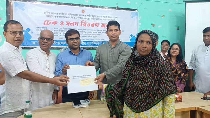 চিলমারীতে চেক ও সনদ বিতরণ চিলমারীতে চেক ও সনদ বিতরণ