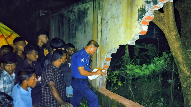 হাতিয়ায় রাতের অন্ধকারে প্রাবাসীর বাড়ীতে হামলা হাতিয়ায় রাতের অন্ধকারে প্রাবাসীর বাড়ীতে হামলা