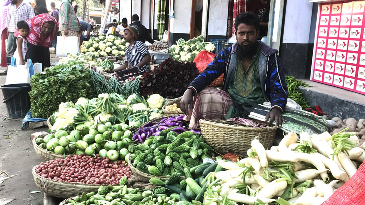 ভরা মৌসুমেও চড়া আত্রাইয়ের সবজির বাজার ভরা মৌসুমেও চড়া আত্রাইয়ের সবজির বাজার