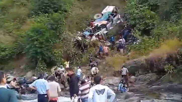 ভারতে যাত্রীবাহী বাস নিয়ন্ত্রণ হারিয়ে খাদে, নিহত অন্তত ৩৬