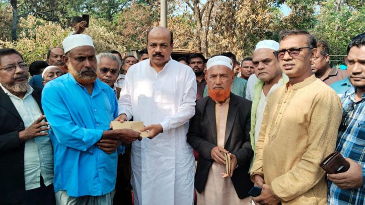 অগ্নিকান্ডে ক্ষতিগ্রস্থ পরিবারের মাঝে আসলাম চৌধুরীর আর্থিক অনুদান প্রদান অগ্নিকান্ডে ক্ষতিগ্রস্থ পরিবারের মাঝে আসলাম চৌধুরীর আর্থিক অনুদান প্রদান