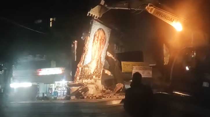 টাঙ্গাইলে গুঁড়িয়ে দেওয়া হল বঙ্গবন্ধু ও সাথে জাতীয় চার নেতার ম্যুরাল টাঙ্গাইলে গুঁড়িয়ে দেওয়া হল বঙ্গবন্ধু ও সাথে জাতীয় চার নেতার ম্যুরাল