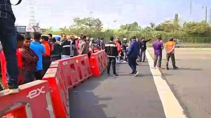 ঢাকা-মাওয়া এক্সপ্রেসওয়ে অবরোধ করে বৈষম্যবিরোধী ছাত্রদের অবস্থান ঢাকা-মাওয়া এক্সপ্রেসওয়ে অবরোধ করে বৈষম্যবিরোধী ছাত্রদের অবস্থান