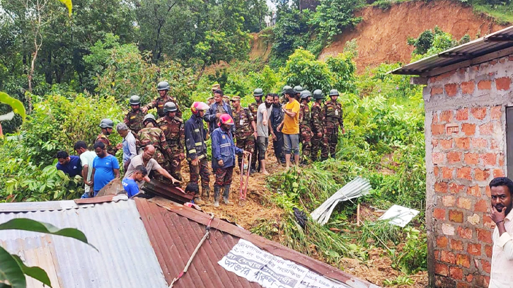 সিলেটে টিলা ধসে আটকে পড়াদের উদ্ধারে সেনাবাহিনী সিলেটে টিলা ধসে আটকে পড়াদের উদ্ধারে সেনাবাহিনী