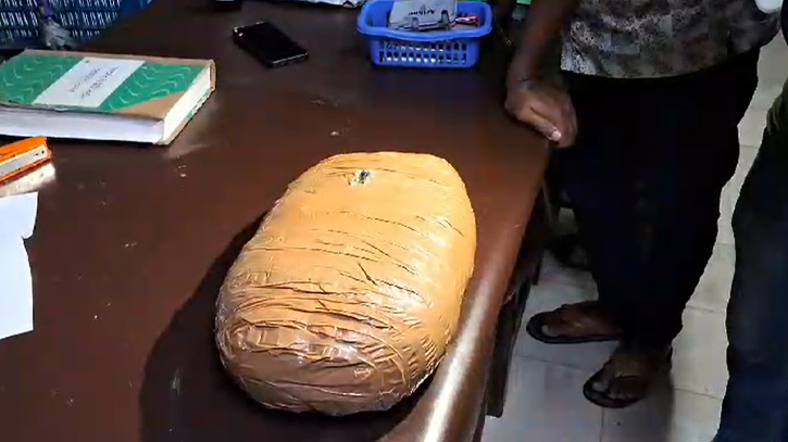 বরিশালে ২১ কেজি গাঁজাসহ ৩ জন আটক বরিশালে ২১ কেজি গাঁজাসহ ৩ জন আটক