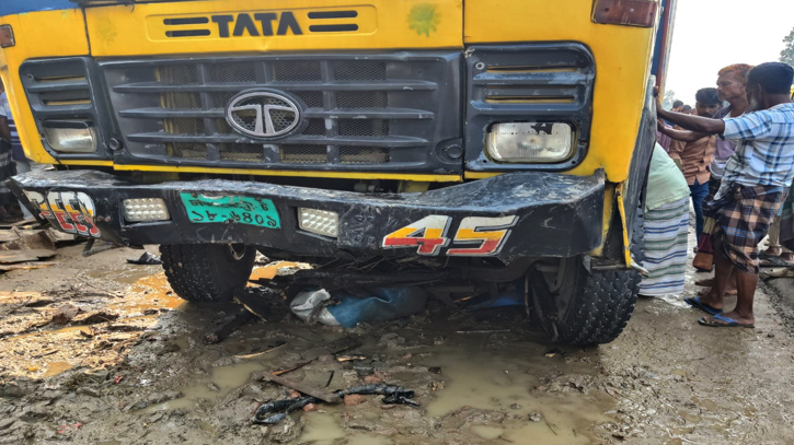 দাঁড়িয়ে থাকা ভ্যানে কাভার্ডভ্যানের ধাক্কা, নিহত ২ দাঁড়িয়ে থাকা ভ্যানে কাভার্ডভ্যানের ধাক্কা, নিহত ২