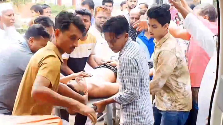 হাইমচর কলেজ ছাত্রদল নেতাকে কুপিয়ে রক্তাক্ত জখম হাইমচর কলেজ ছাত্রদল নেতাকে কুপিয়ে রক্তাক্ত জখম