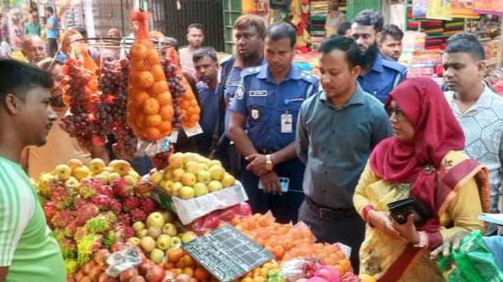 পাইকগাছা বাজার মনিটরিং করলেন ইউএনও মাহেরা নাজনীন পাইকগাছা বাজার মনিটরিং করলেন ইউএনও মাহেরা নাজনীন