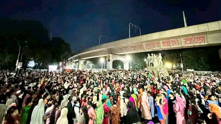 কোটা আন্দোলনের স্লোগান নিয়ে বিতর্ক, শিক্ষার্থীদের তোপের মুখে সমন্বয়করা কোটা আন্দোলনের স্লোগান নিয়ে বিতর্ক, শিক্ষার্থীদের তোপের মুখে সমন্বয়করা