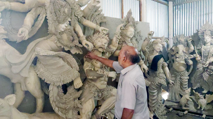 টাঙ্গাইলে প্রতিমা তৈরির উপকরণের দাম বেড়েছে, বাড়েনি পারিশ্রমিক টাঙ্গাইলে প্রতিমা তৈরির উপকরণের দাম বেড়েছে, বাড়েনি পারিশ্রমিক