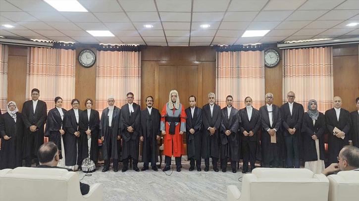 শপথ নিলেন হাইকোর্টের ২৩ বিচারপতি শপথ নিলেন হাইকোর্টের ২৩ বিচারপতি
