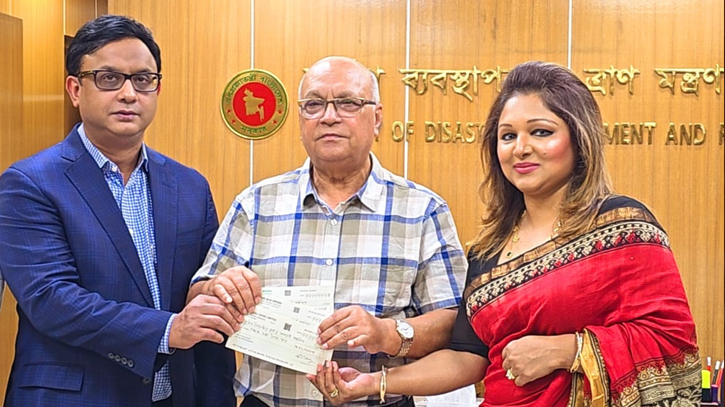 প্রধান উপদেষ্টার ত্রাণ তহবিলে গায়িকা দিঠি পরিবারের অনুদান প্রধান উপদেষ্টার ত্রাণ তহবিলে গায়িকা দিঠি পরিবারের অনুদান