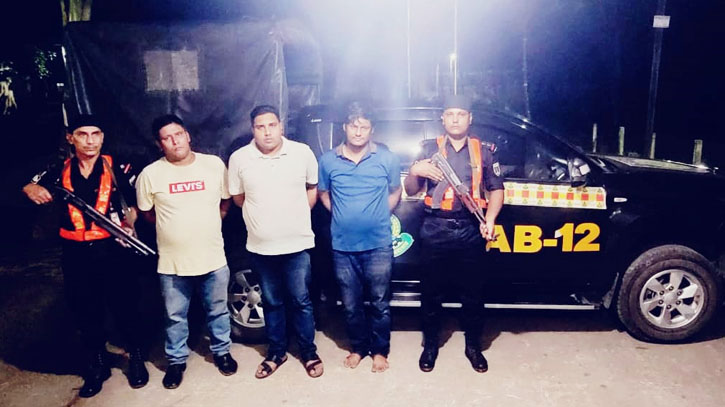 বগুড়ায় মোটরসাইকেলে মিলল ফেন্সিডিল, দুই ভাইসহ গ্রেপ্তার ৩ বগুড়ায় মোটরসাইকেলে মিলল ফেন্সিডিল, দুই ভাইসহ গ্রেপ্তার ৩
