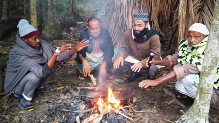 রায়পুরে তীব্র শীতে কাঁপছে চরাঞ্চলের মানুষ রায়পুরে তীব্র শীতে কাঁপছে চরাঞ্চলের মানুষ