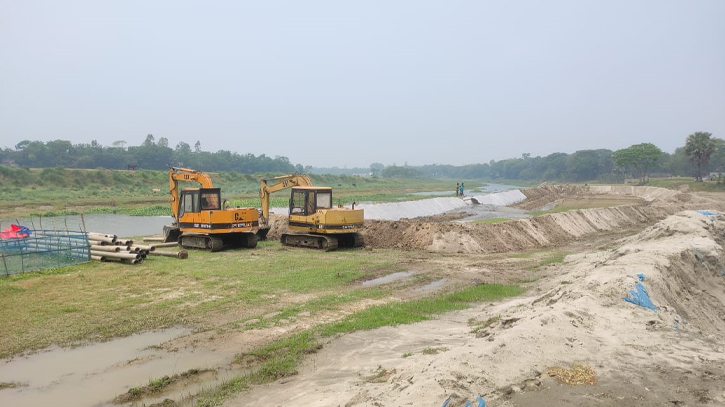 মনোহরদীতে ব্রক্ষপুত্র নদ থেকে ইজারা ছাড়াই বালু উত্তোলন মনোহরদীতে ব্রক্ষপুত্র নদ থেকে ইজারা ছাড়াই বালু উত্তোলন