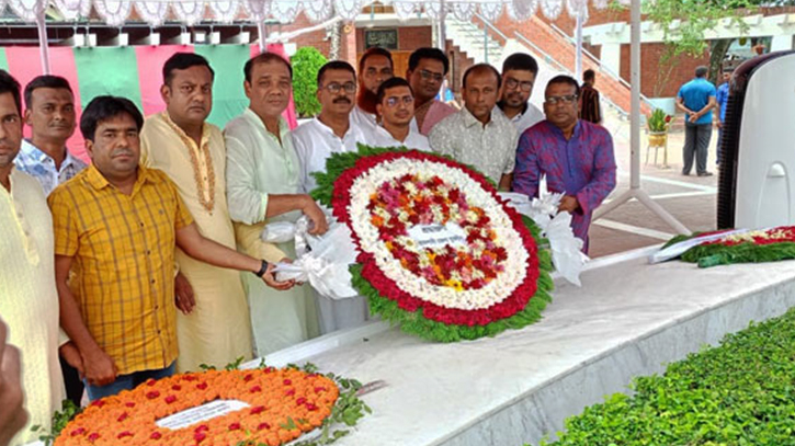 জাতির পিতার সমাধিতে রাজশাহী যুবলীগের শ্রদ্ধা জাতির পিতার সমাধিতে রাজশাহী যুবলীগের শ্রদ্ধা