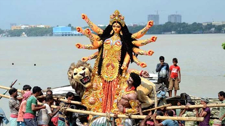 বিসর্জনের মধ্যদিয়ে শেষ হলো শারদীয় দুর্গোৎসব বিসর্জনের মধ্যদিয়ে শেষ হলো শারদীয় দুর্গোৎসব