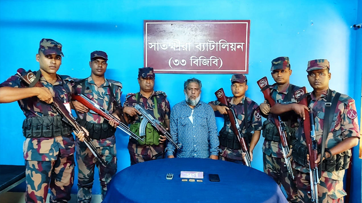 সাতক্ষীরায় স্বর্ণেরবারসহ চোরাকারবারি আটক সাতক্ষীরায় স্বর্ণেরবারসহ চোরাকারবারি আটক