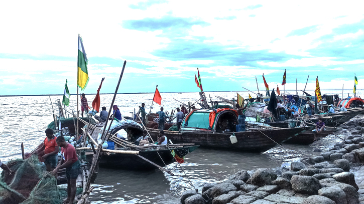 মধ্যরাতে শেষ হচ্ছে নিষেধাজ্ঞা, নদীতে নামার প্রস্তুতি নিচ্ছেন লক্ষ্মীপুরের জেলেরা মধ্যরাতে শেষ হচ্ছে নিষেধাজ্ঞা, নদীতে নামার প্রস্তুতি নিচ্ছেন লক্ষ্মীপুরের জেলেরা