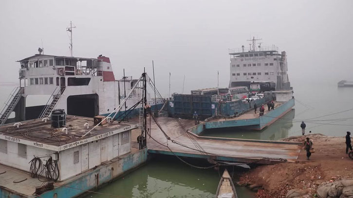 ঘন কুয়াশায় মধ্যরাত থেকে ফেরি চলাচল বন্ধ ঘন কুয়াশায় মধ্যরাত থেকে ফেরি চলাচল বন্ধ