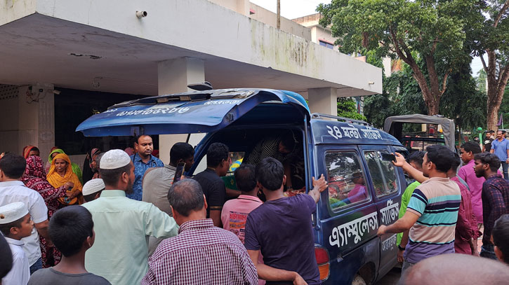 চাটমোহরে সেলুন মালিকের ক্ষুরের আঘাতে বৃদ্ধ জখম চাটমোহরে সেলুন মালিকের ক্ষুরের আঘাতে বৃদ্ধ জখম