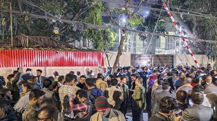 বিমানবন্দরের পথে খালেদা জিয়া বিমানবন্দরের পথে খালেদা জিয়া