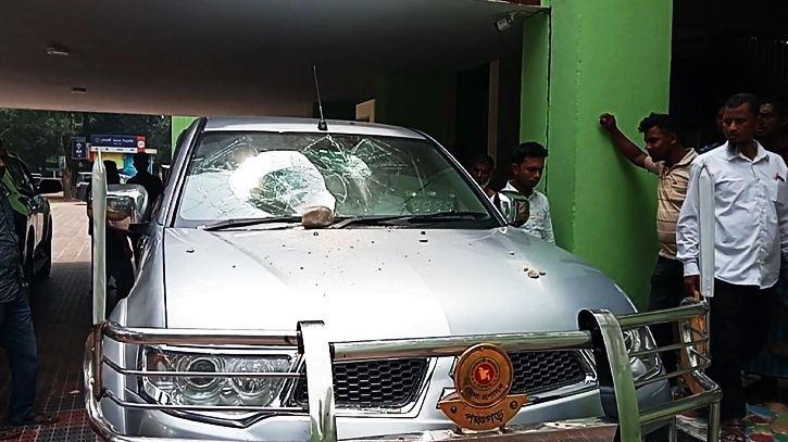 ইট দিয়ে জেলা প্রশাসকের গাড়ির গ্লাস ভাংচুর, আটক ১ ইট দিয়ে জেলা প্রশাসকের গাড়ির গ্লাস ভাংচুর, আটক ১