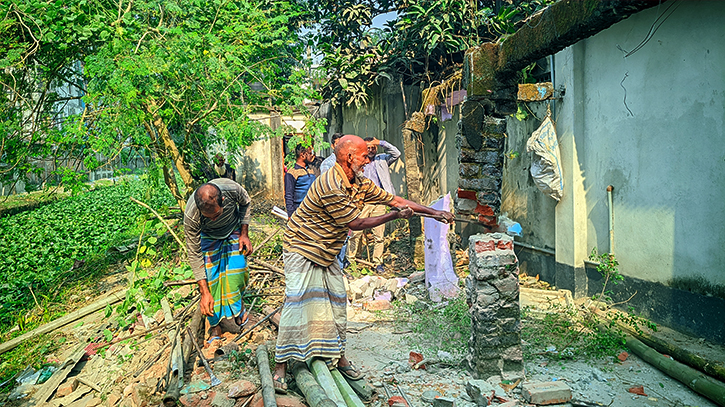 রংপুরে শ্যামাসুন্দরী খাল দখলমুক্ত করতে উচ্ছেদ অভিযান রংপুরে শ্যামাসুন্দরী খাল দখলমুক্ত করতে উচ্ছেদ অভিযান