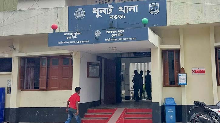 বগুড়ায় গৃহকর্তাকে বেঁধে অস্ত্রের মুখে টাকা ও বাড়ির মালামাল লুট বগুড়ায় গৃহকর্তাকে বেঁধে অস্ত্রের মুখে টাকা ও বাড়ির মালামাল লুট