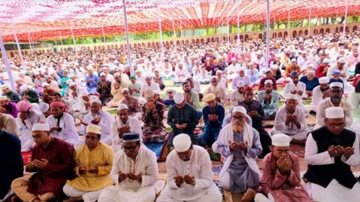 নাটোরে কেন্দ্রীয় ঈদগাহে মুসল্লিদের ঢল নাটোরে কেন্দ্রীয় ঈদগাহে মুসল্লিদের ঢল