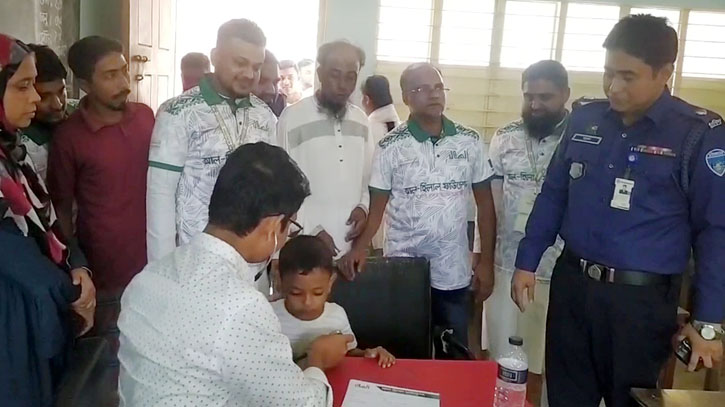 চাঁদপুরে বিনামূল্যে চিকিৎসাসেবা পেল ৫ হাজার মানুষ চাঁদপুরে বিনামূল্যে চিকিৎসাসেবা পেল ৫ হাজার মানুষ