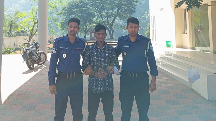 কাপ্তাই পুলিশ এর অভিযানে আসামী সোহেলকে চট্টগ্রামের লোহাগড়া হতে গ্রেফতার কাপ্তাই পুলিশ এর অভিযানে আসামী সোহেলকে চট্টগ্রামের লোহাগড়া হতে গ্রেফতার