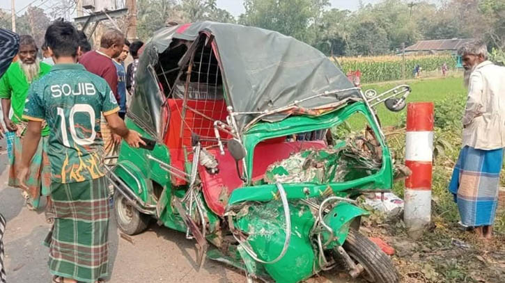 ময়মনসিংহে ট্রাক-সিএনজি সংঘর্ষে নিহত ৩ ময়মনসিংহে ট্রাক-সিএনজি সংঘর্ষে নিহত ৩