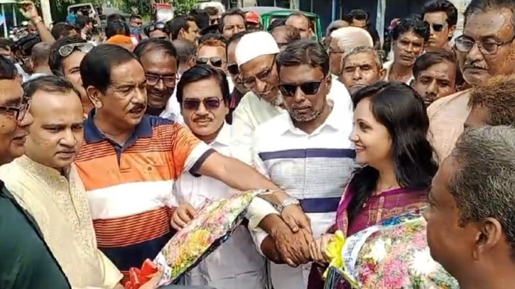 নাটোরের দুদক সংস্কার কমিশনের সদস্যের পূজা মণ্ডপ পরিদর্শন নাটোরের দুদক সংস্কার কমিশনের সদস্যের পূজা মণ্ডপ পরিদর্শন