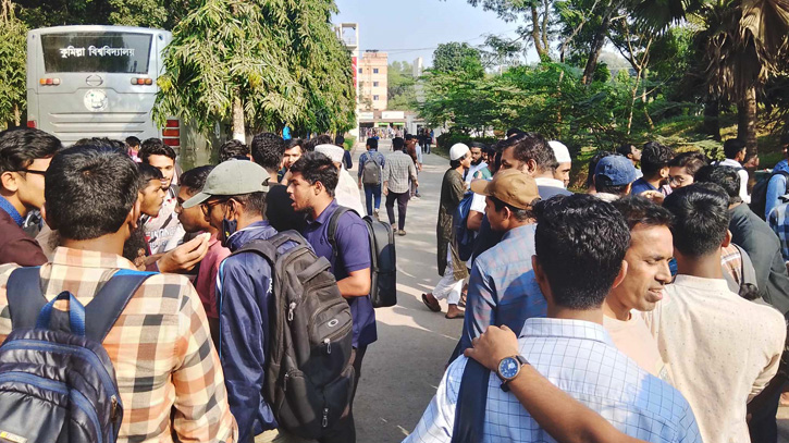 প্রেসিডেন্ট আসাদের পদত্যাগে কুবিতে আনন্দ মিছিল ও মিষ্টি বিতরণ