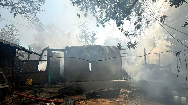 লোহাগাড়ায় তিন পরিবারের বসতঘর পুড়ে ছাই! লোহাগাড়ায় তিন পরিবারের বসতঘর পুড়ে ছাই!