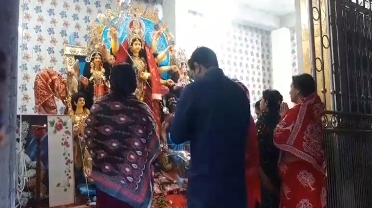 টাঙ্গাইলে আজ অনুষ্ঠিত হয়েছে দেবী দূর্গার মহাঅষ্টমী পুজা টাঙ্গাইলে আজ অনুষ্ঠিত হয়েছে দেবী দূর্গার মহাঅষ্টমী পুজা