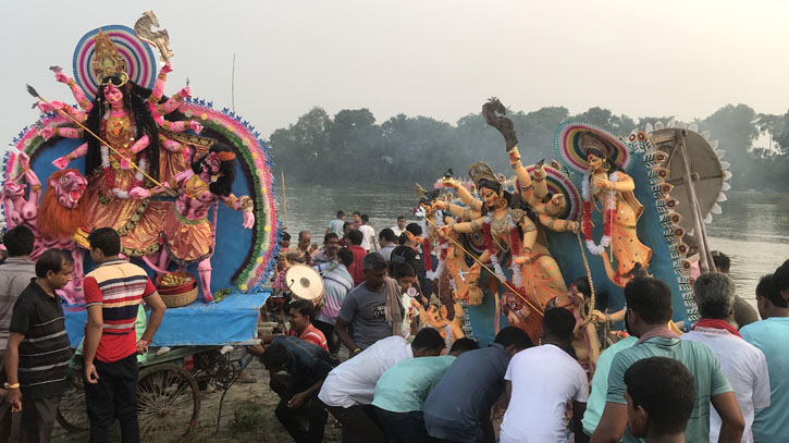 প্রতিমা বিসর্জনের মধ্য দিয়ে শেষ হলো আত্রাইয়ে শারদীয় দুর্গোৎসব প্রতিমা বিসর্জনের মধ্য দিয়ে শেষ হলো আত্রাইয়ে শারদীয় দুর্গোৎসব
