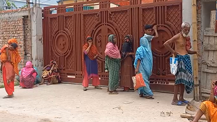যাকাতের কাপড় নিতে গিয়ে পদদলিত হয়ে বৃদ্ধার মৃত্যু যাকাতের কাপড় নিতে গিয়ে পদদলিত হয়ে বৃদ্ধার মৃত্যু