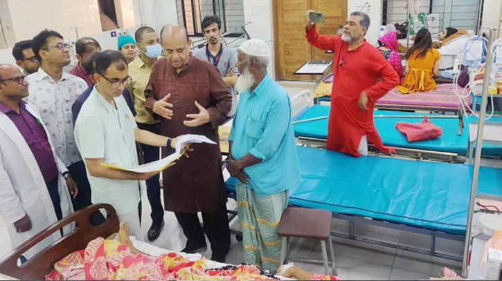 ২ হাসপাতালে স্বাস্থ্যমন্ত্রীর আকস্মিক পরিদর্শন ২ হাসপাতালে স্বাস্থ্যমন্ত্রীর আকস্মিক পরিদর্শন