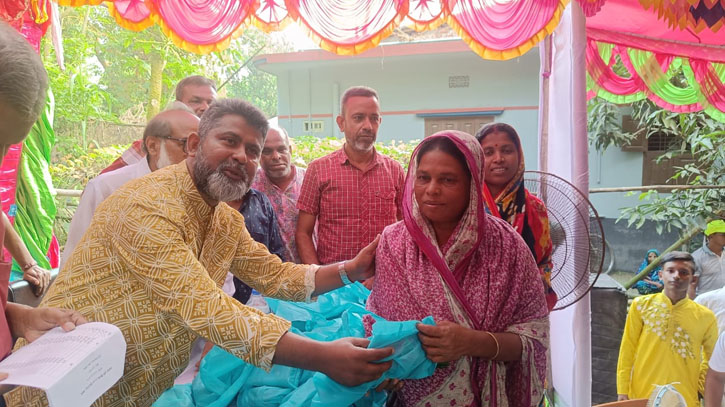 মহা অষ্টমীতে পূজোয় নতুন পোশাক পেয়ে মুখে বিশ্বজয়ের হাসি মহা অষ্টমীতে পূজোয় নতুন পোশাক পেয়ে মুখে বিশ্বজয়ের হাসি